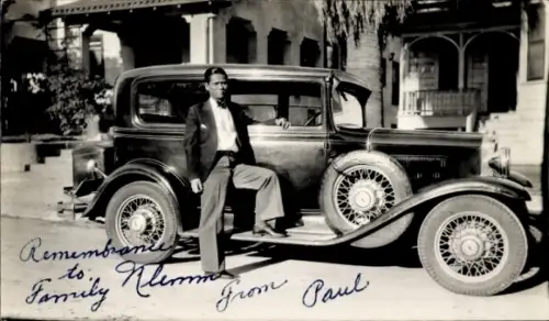 Foto Mann posiert neben einem Automobil