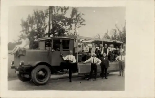 Foto Ak Lastwagen, Passagiere auf der aufgeklappten Ladefläche