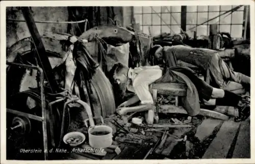 Ak Oberstein an der Nahe, Achatschleife, Edelsteinschleifer bei der Arbeit