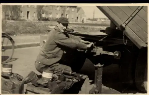 Foto Ak Handwerker bei der Arbeit, Maschinenbau, Waggon, Werkzeuge