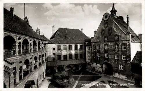 Ak Landshut in Niederbayern, Burg Trausnitz, Burghof,  Architektur, Schwarz-Weiß-Fotografie