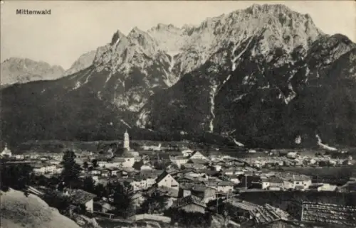 Ak Mittenwald in Oberbayern,  Berge, Dorfansicht, Schwarz-Weiß-Foto