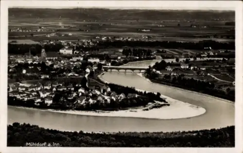 Ak Mühldorf am Inn Oberbayern, Luftaufnahme von  Fluss, Brücke, Häuser, Landschaft