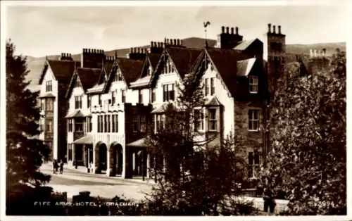 Ak Braemar Schottland, Fife Arms Hotel,  Schwarz-Weiß-Fotografie, Bäume im Vordergrund
