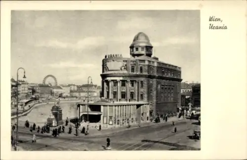 Ak Wien 1 Innere Stadt, Urania Gebäude,  Riesenrad im Hintergrund, Menschen auf der Straße