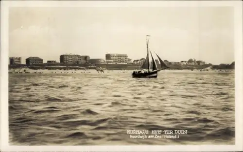 Ak Noordwijk aan Zee Südholland, Segelboot auf dem Wasser, Kurhaus Huis ter Duin im Hintergrund, 