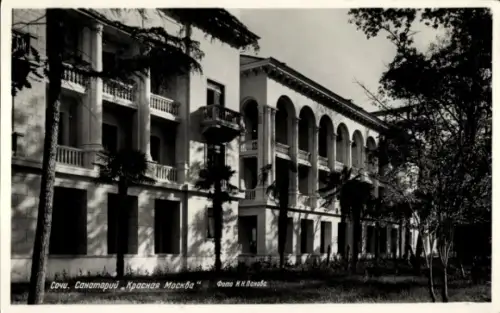 Ak Sotschi Russland, Sanatorium 'Rote Moskau', Foto von I.N. Panov, Bäume, Architektur