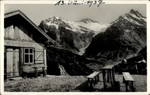 Ak Schynige Platte Kanton Bern, Berglandschaft, Holzhaus, Tische, Schneeberge, 13. Juni 1937