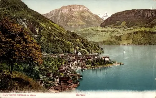 Ak Gersau Kanton Schwyz, Farbige Ansicht von  See, Berge, kleine Häuser, Boot