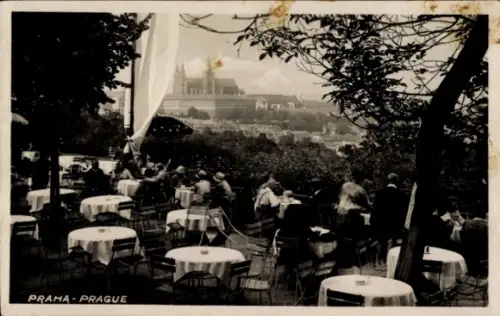 Ak Malá Strana Kleinseite Praha Prag Tschechien, Blick auf  Restaurant Nebozízek, Tische und Stüh