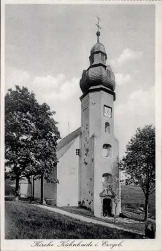 Ak Kühnhaide Marienberg im Erzgebirge, Kirche Kühnhaide i. Erzgeb., Turm mit Uhr, Bäume im Vorder