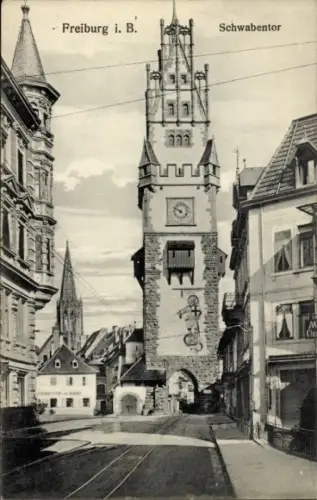 Ak Freiburg im Breisgau, Schwabentor,  Uhrturm, Straßenansicht