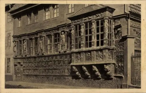 Ak Hildesheim in Niedersachsen,  Kaiserhaus,  Fassade, geschnitzte Figuren