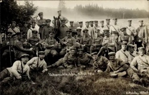 Foto Ak Bitche Bitsch Lothringen Moselle, Ochsenschlachten 1913, Soldaten, Gruppenbild