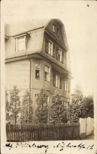 Foto Ak  Dillenburg in Hessen, Wohnhaus, Anwohner am Fenster