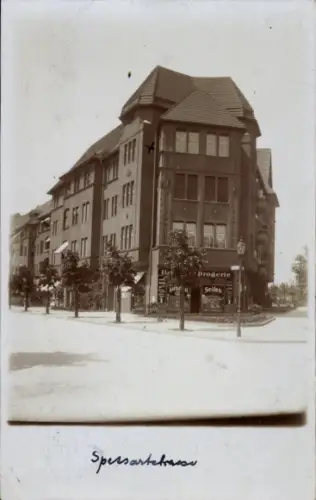 Foto Ak Berlin Wilmersdorf, Spessartstraße, Eckgebäude, Drogerie