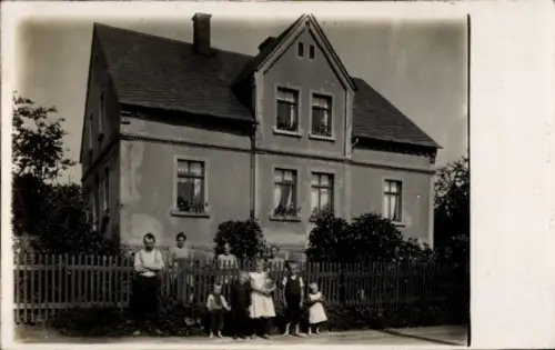 Foto Ak Reichenbach ?, Familie vor einem Wohnhaus, Hermann, 22. Juli 1922