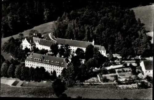 Ak Krumbach in Schwaben, Krumbad, Luftaufnahme eines Kurorts, umgeben von Bäumen, Gartenanlagen s