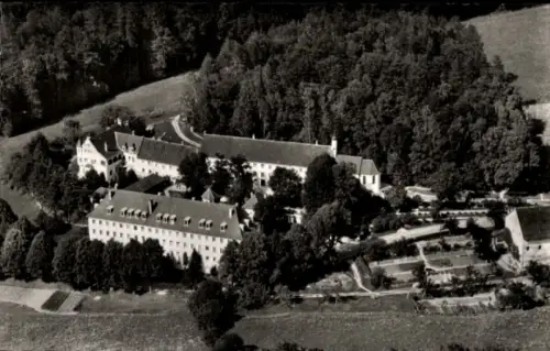 Ak Krumbach in Schwaben, Krumbad, Luftaufnahme eines Kurhauses, umgeben von Bäumen und Gärten