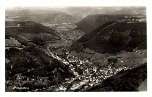 Ak Wiesensteig in Württemberg, Luftaufnahme von  grüne Hügel, kleine Häuser, Fluss
