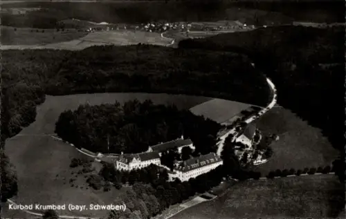 Ak Krumbach in Schwaben, Krumbad, Luftaufnahme von Kurbad  bayr. Schwaben, Landschaft, Wald, Gebä