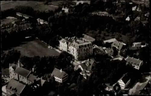 Ak Bad Wörishofen im Unterallgäu, Luftaufnahme von  Hotel Victoria, umliegende Häuser, Sportplatz