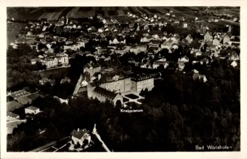 Ak Bad Wörishofen im Unterallgäu, Luftaufnahme von  Kneipplenum, viele Häuser, ländliche Umgebung