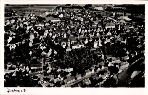 Ak Günzburg an der Donau Schwaben, Luftaufnahme von  viele Häuser, Fluss im Vordergrund
