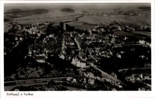 Ak Rottweil am Neckar, Luftaufnahme von  Neckar, viele Häuser, Landschaft