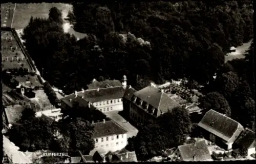 Ak Kupferzell in Württemberg, Luftaufnahme von  Gebäude, Bäume, Wasser, Schwarz-Weiß