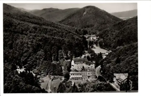 Ak Bad Bergzabern an der Weinstraße Pfalz, Landschaft mit Bergen, Wald, Kurort, Gebäude, Straße