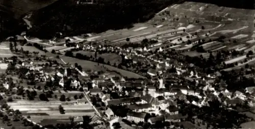 Ak Klingenmünster an der Weinstraße Pfalz, Luftaufnahme eines Dorfes, Felder, Bäume, Häuser, Kirc