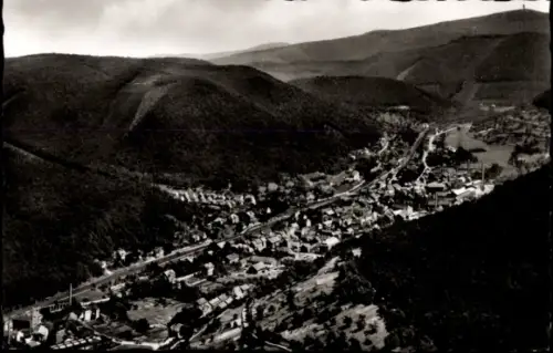 Ak Lambrecht in der Pfalz, Landschaft mit Hügeln, Dorfansicht, Schwarz-Weiß-Fotografie