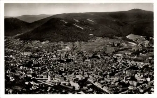Ak Neustadt an der Weinstraße, Luftaufnahme von  Berge im Hintergrund, Schwarz-Weiß