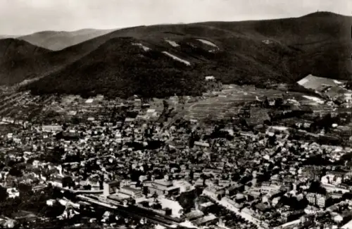 Ak Neustadt an der Weinstraße, Luftaufnahme von  Berge im Hintergrund