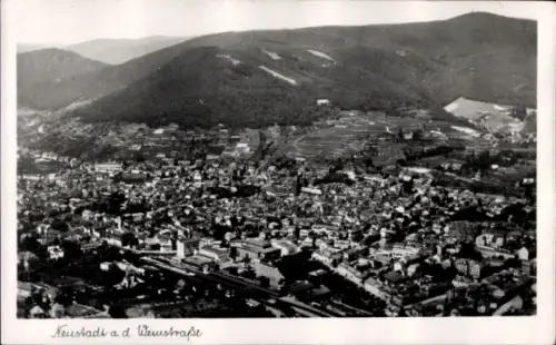 Ak Neustadt an der Weinstraße, Luftaufnahme von  Berge im Hintergrund