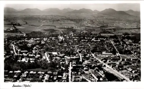 Ak Landau in der Pfalz, Luftaufnahme von Landau, Pfalz, Berge im Hintergrund, Schwarz-Weiß