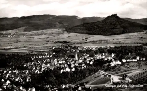 Ak Hechingen im Zollernalbkreis, Fliegeraufnahme vom Ort mit Burg Hohenzollern