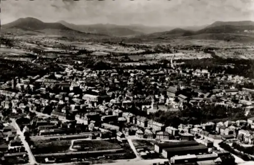 Ak Landau in der Pfalz, Luftaufnahme von Landau, Pfalz, Berge im Hintergrund, Stadtansicht
