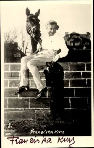 Ak Schauspielerin Franziska Kinz, Portrait, Autogramm, Pferd, Hund