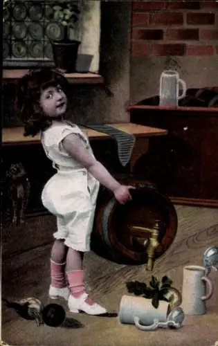Künstler Ak Junges Mädchen trägt ein Bierfass, Bierkrüge