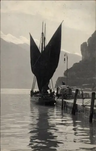Ak Gardasee, Motiv am Landungssteg, Segelboot