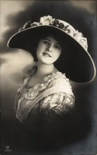 Ak Junge Frau mit Hut, Portrait