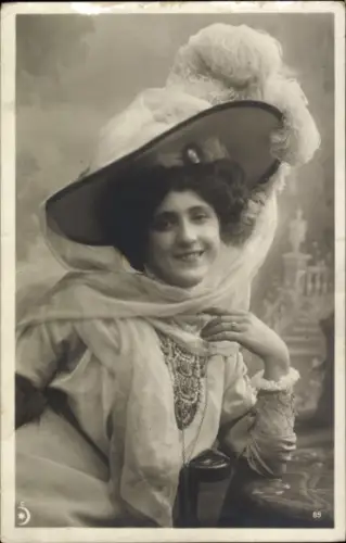 Foto Ak Portrait einer Frau, Hut mit Feder und Schleier