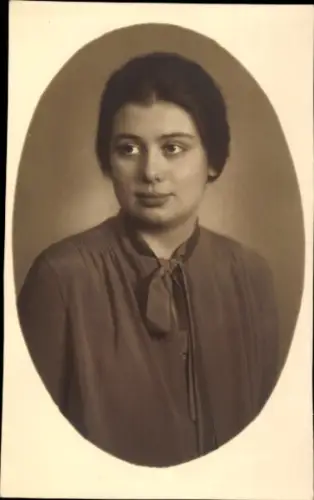 Foto Ak Portrait einer jungen Frau