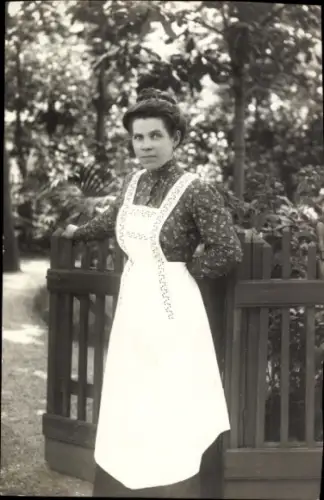 Foto Ak Portrait einer jungen Frau mit Schürze, Gartentor, Fotograf Rob. Hüttner, Perchtoldsdorf