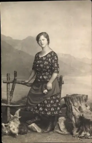 Foto Ak Bad Aussee Steiermark, Junge Frau im Kleid, Schürze, Standportrait