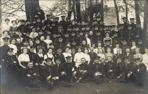 Foto Ak Freiberg in Sachsen, Soldaten, Frauen, Gruppenbild