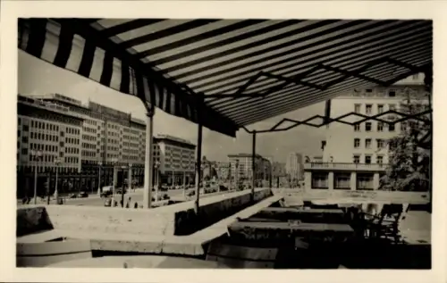 Ak Berlin Friedrichshain, Stalinallee, Blick von der HO Gaststätte Warschau