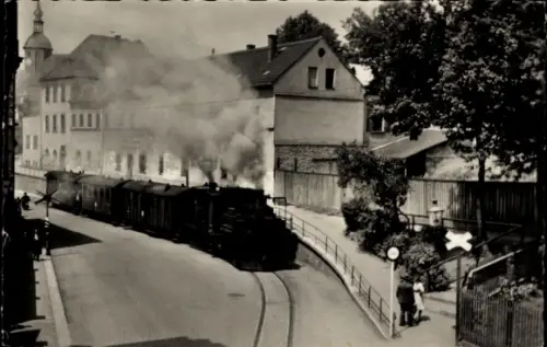 Ak Reichenbach im Vogtland, Bahnübergang, Dampflok in Fahrt, Passanten